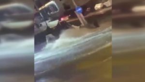 İzmir’de akıntıya kapılan vatandaş son anda kurtarıldı