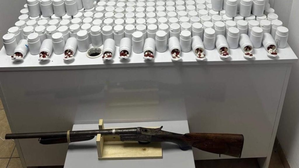 İzmir’de araçtan 17 bin sentetik hap çıktı