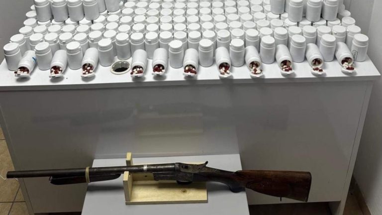 İzmir’de araçtan 17 bin sentetik hap çıktı