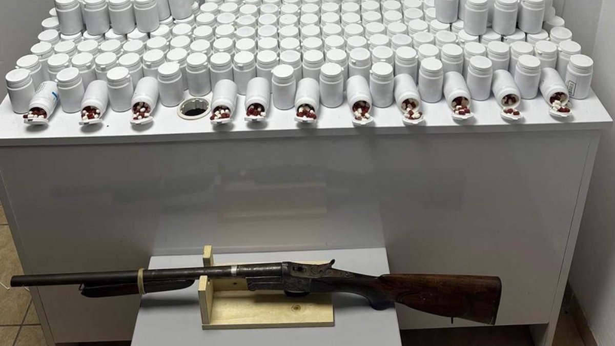 İzmir’de araçtan 17 bin sentetik hap çıktı