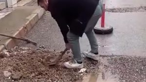 İzmir’de bozuk yolları vatandaşlar onarıyor