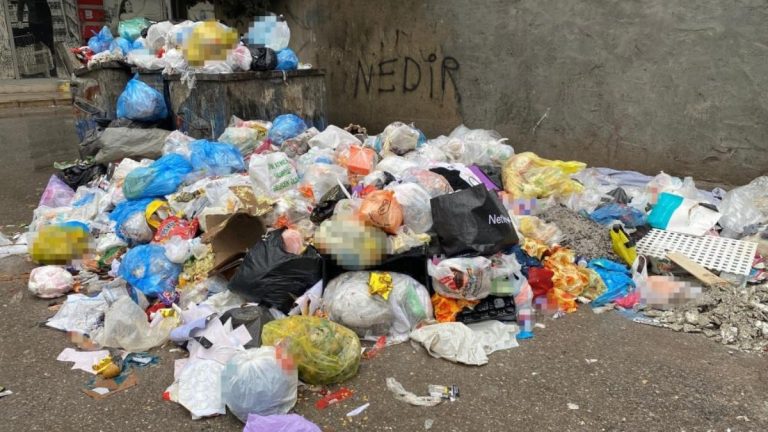 İzmir’de çöp dağları: Grev bitti çile bitmedi