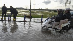 İzmir’de etkili olan sağanak yağışın ardından sokak ve caddeler göle döndü