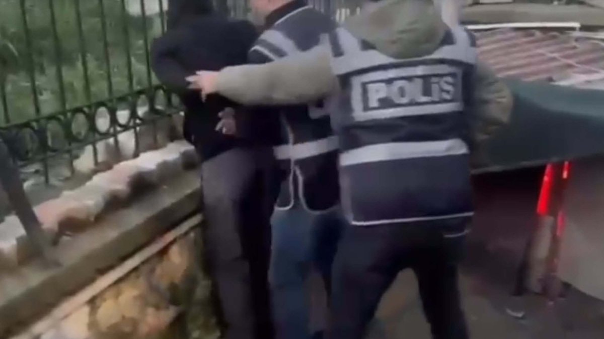 İzmir’de firari hükümlü saklandığı kümeste öksürünce yakalandı