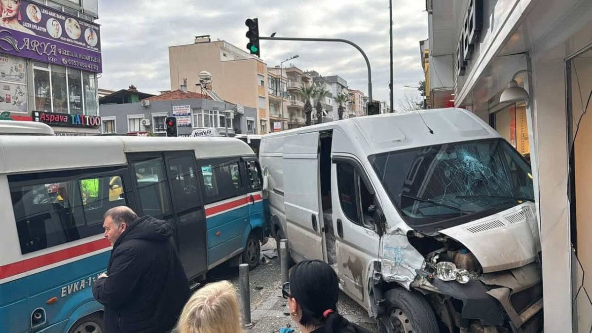 İzmir’de freni patlayan minibüs, kaldırımdaki yayaya çarptı