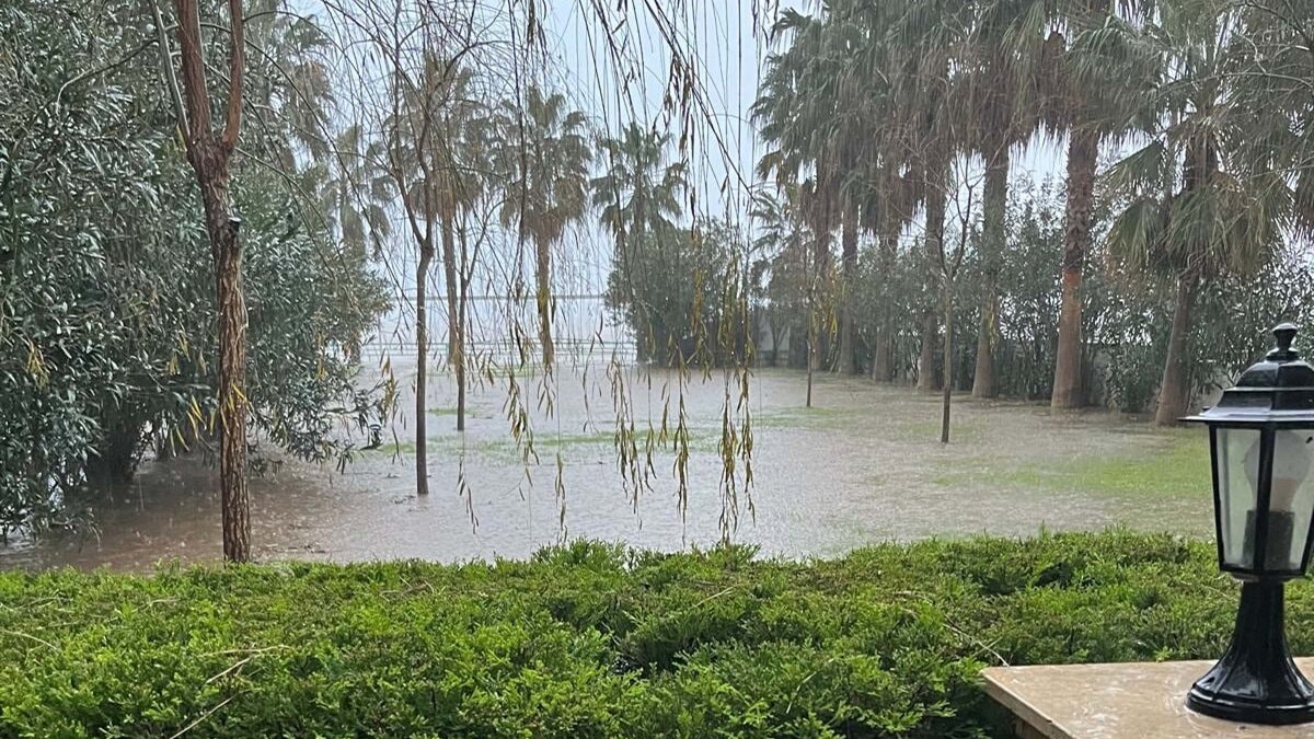 İzmir’de sağanak su baskınlarına neden oldu