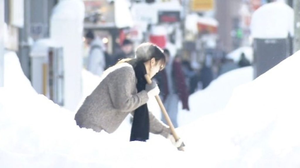 Japonya’da kar ulaşımı durdurdu: Binlerce yolcu havalimanında mahsur