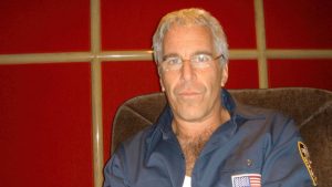 Jeffrey Epstein’in hediye edilen Kabe örtüsünü incelerken çekilmiş fotoğrafı
