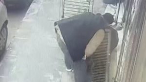 Kahramanmaraş’ta açılan mazgaldan aşağı düşen çocuk kamerada