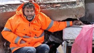 Kahramanmaraş’ta enkaz altında kızının elini tutan depremzededen mezarlık ziyareti