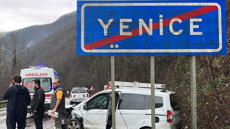 Karabük’te iki otomobilin kafa kafaya çarpıştığı kazada 5 kişi yaralandı