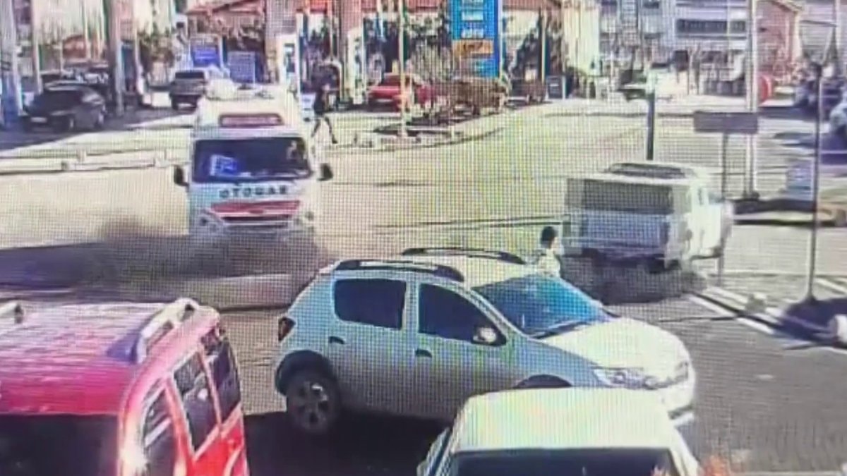 Karaman’da minibüs ile kamyonet çarpıştı: Kaza anı kamerada