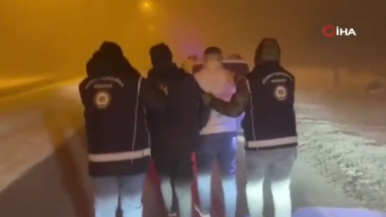 Kars’ta aracın bagajından kaçak göçmen çıktı