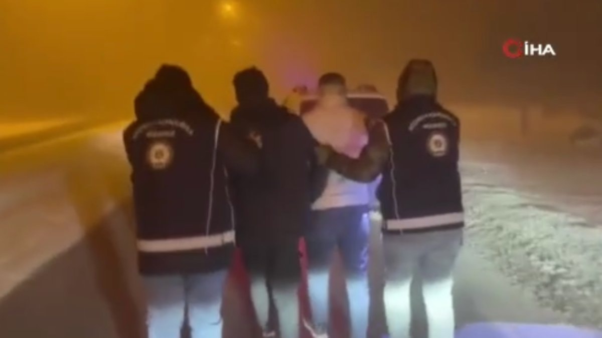 Kars’ta aracın bagajından kaçak göçmen çıktı