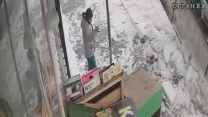 Kars’ta çatıdan düşen kar kütlesinden saniyelerle kurtuldu