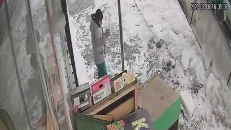 Kars’ta çatıdan düşen kar kütlesinden saniyelerle kurtuldu