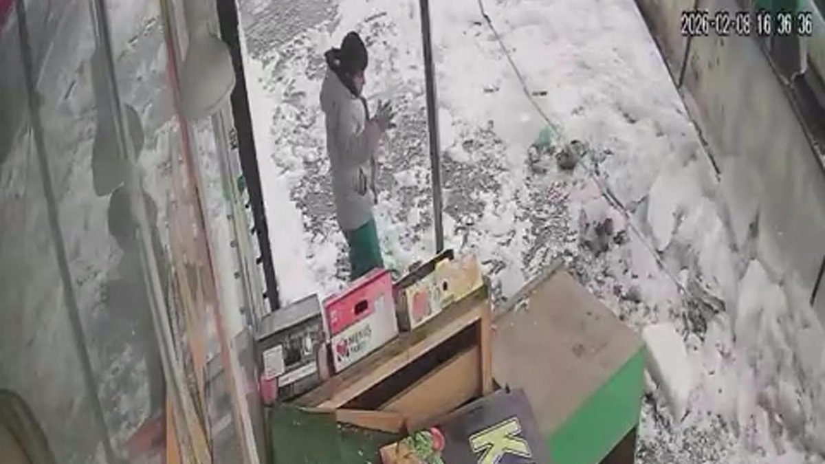 Kars’ta çatıdan düşen kar kütlesinden saniyelerle kurtuldu