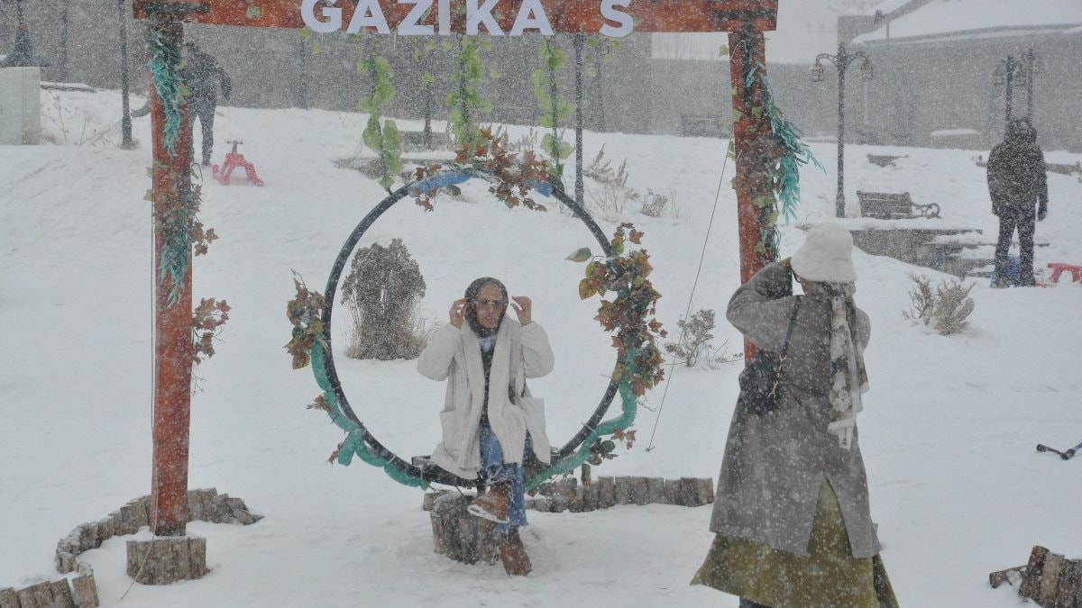 Kars’ta vatandaşlar sokağa çıkarak kar yağışının tadını çıkardı