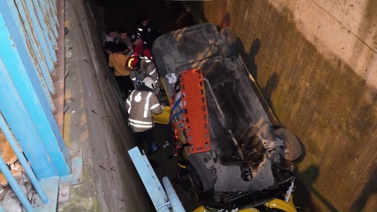 Kartal’da alkollü sürücünün kullandığı taksi dereye uçtu: 3 yaralı