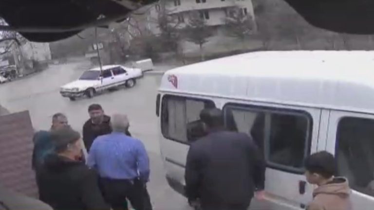 Kastamonu’da kontrolden çıkan otomobil kalabalığın içine daldı