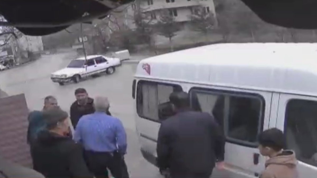 Kastamonu’da kontrolden çıkan otomobil kalabalığın içine daldı