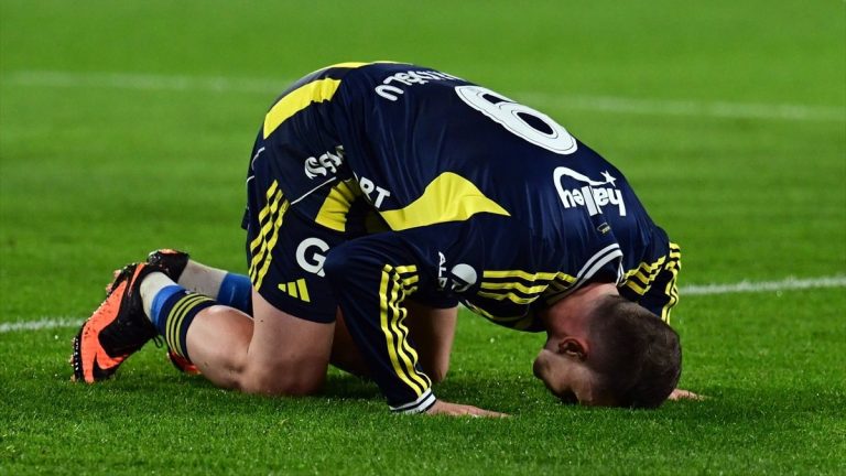 Kerem Aktürkoğlu gollerini attı secdeye gitti