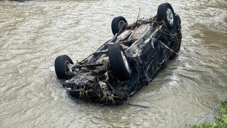 Kocaeli’de dereye kapılan otomobil, bir gün sonra bulundu