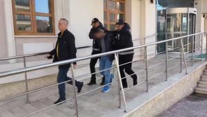 Konya’da 4 evden hırsızlık yaptı: Montundaki fosforlu renk yakasını ele verdi