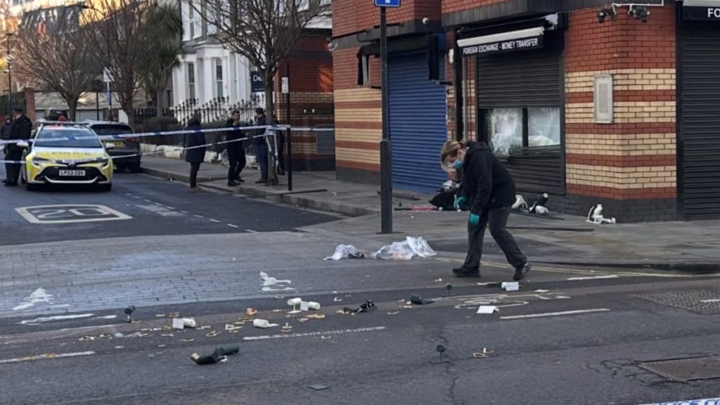 Londra’da soyulan kuyumcudan geriye sokaklardaki altınlar kaldı