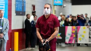 Mack Hollins, Super Bowl maçına “hapishane tulumu ve prangayla” geldi