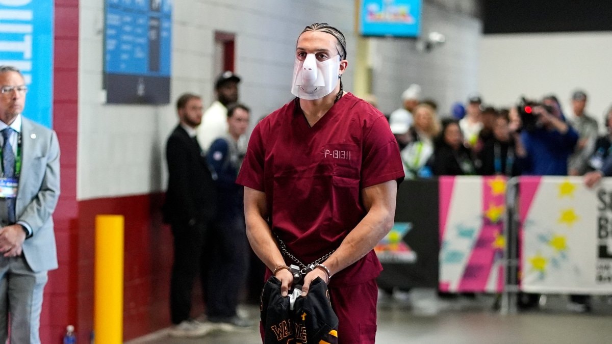 Mack Hollins, Super Bowl maçına “hapishane tulumu ve prangayla” geldi