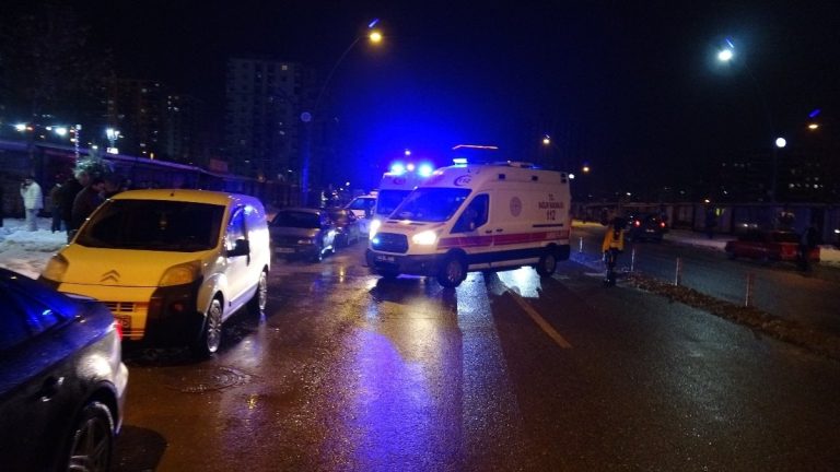 Malatya’da husumetlilerin bıçaklı kavgasında: 2’si ağır 3 kişi yaralandı