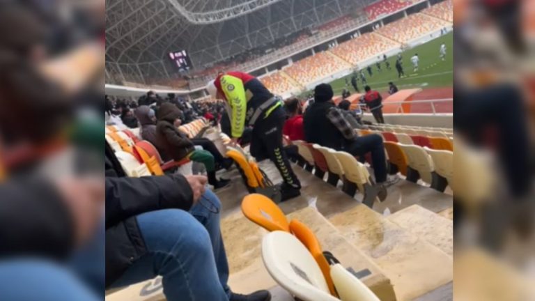 Malatya’da polis memuru üşüyen çocuğa kendi çoraplarını giydirdi