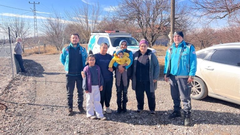 Malatya’da UMKE ekipleri enkazdan kurtardıkları aileyle buluştu