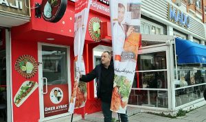 Maltepe Belediyesi, kaldırım işgallerini temizliyor