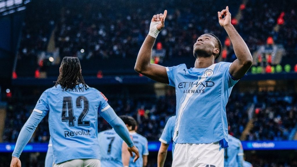 Manchester City, Salford City’yi iki golle geçti