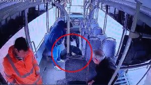 Mardin’de otobüste epilepsi nöbeti geçiren yolcu koltuktan düştü: O anlar kamerada