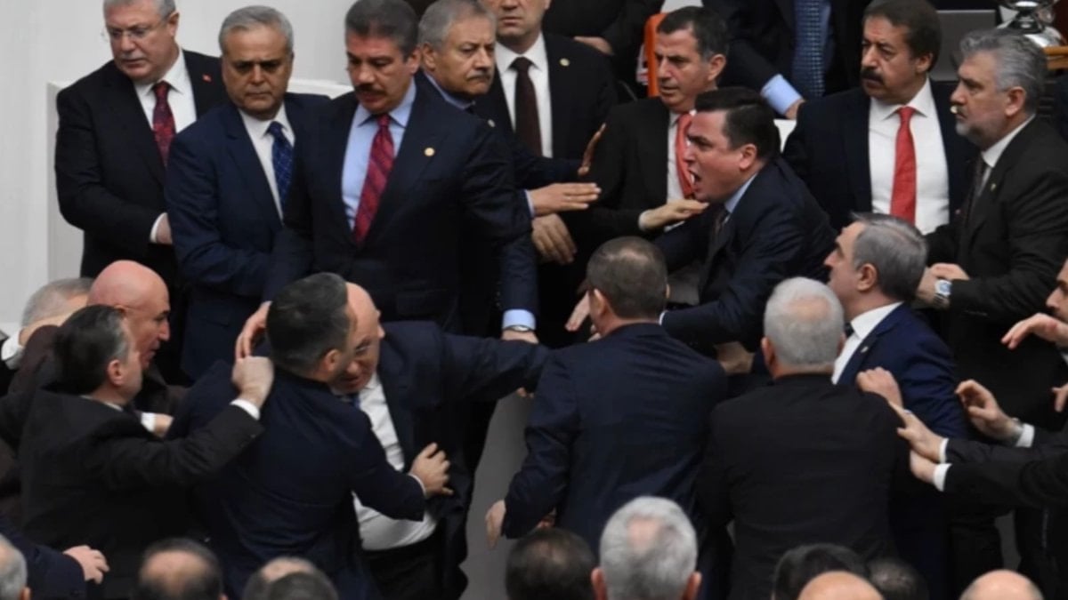 Meclis’teki yumruklu kavga fotoğraf karelerinde
