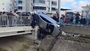 Mersin’de kazada takla atan araç köprüde asılı kaldı