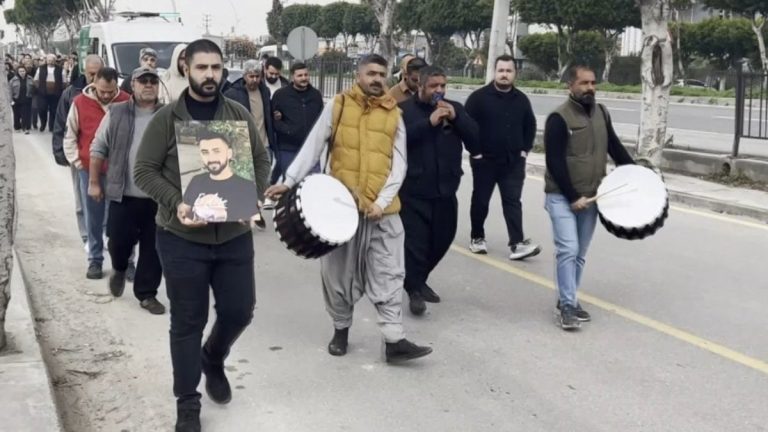 Mersin’de ölen adamın cenazesi davul zurna eşliğinde uğurlandı