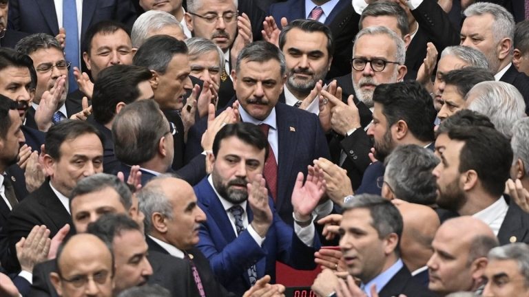 Milletvekilleri etten duvar ördü: Akın Gürlek ve Mustafa Çiftçi yemin etti