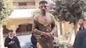 Mısır’da genç adam, kadın kıyafetleri giydirilip darbedildi