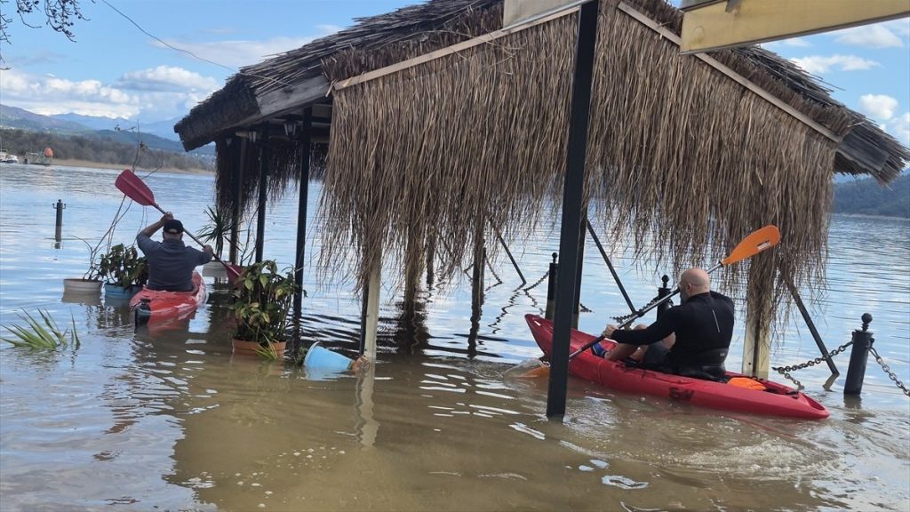 Muğla’da vatandaşlar Köyceğiz Gölü’nün taşması ile sokaklarda kano ile gezdi