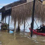 Muğla’da vatandaşlar Köyceğiz Gölü’nün taşması ile sokaklarda kano ile gezdi