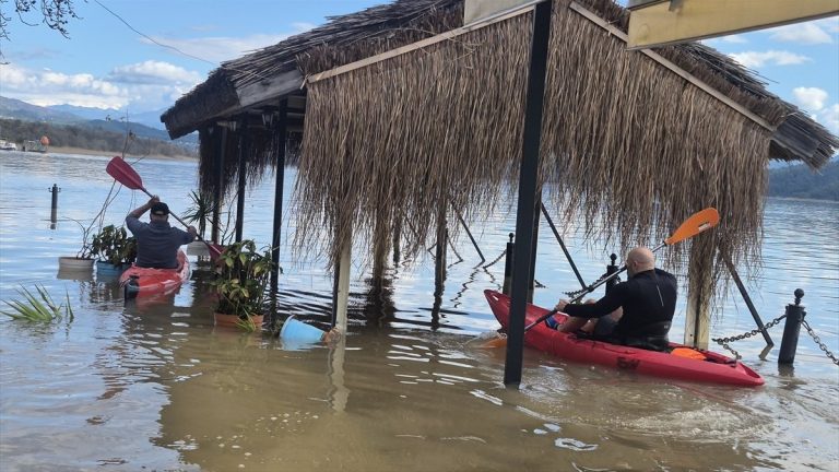 Muğla’da vatandaşlar Köyceğiz Gölü’nün taşması ile sokaklarda kano ile gezdi