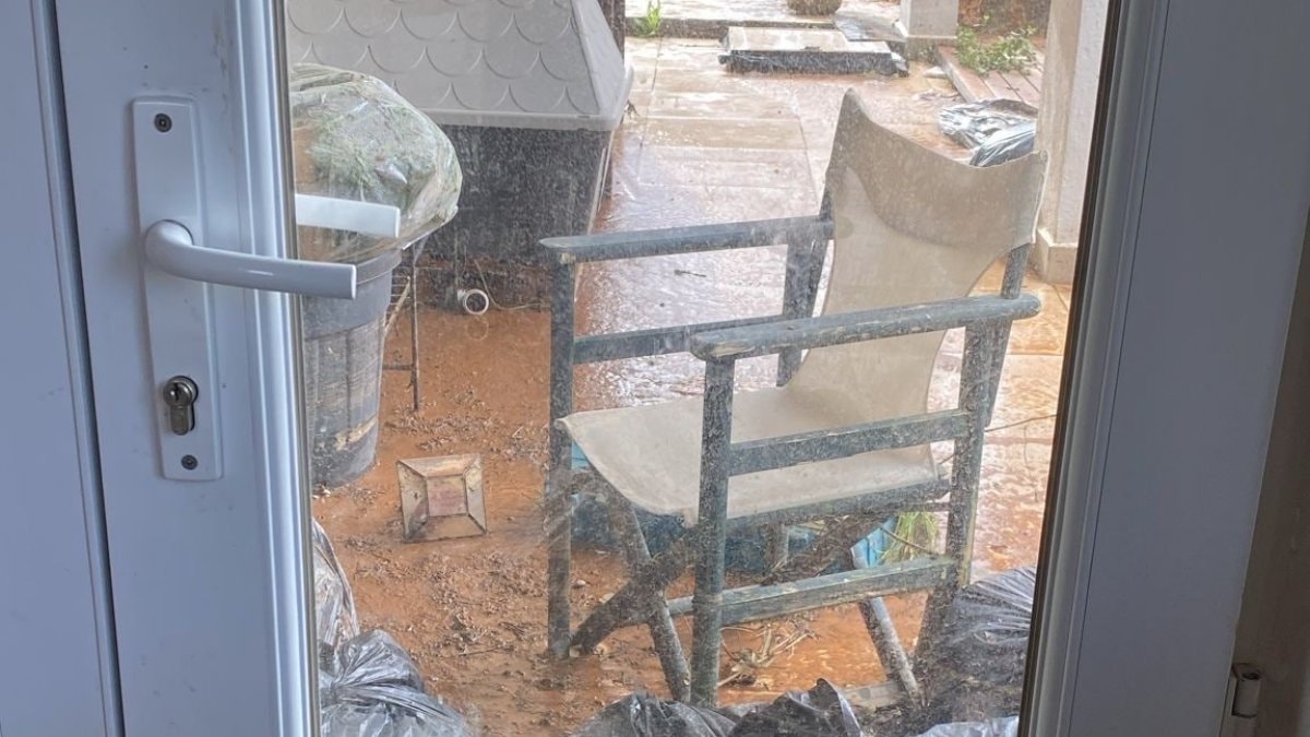 Muğla’da yağmur bir anda bastırdı: Yolları su bastı