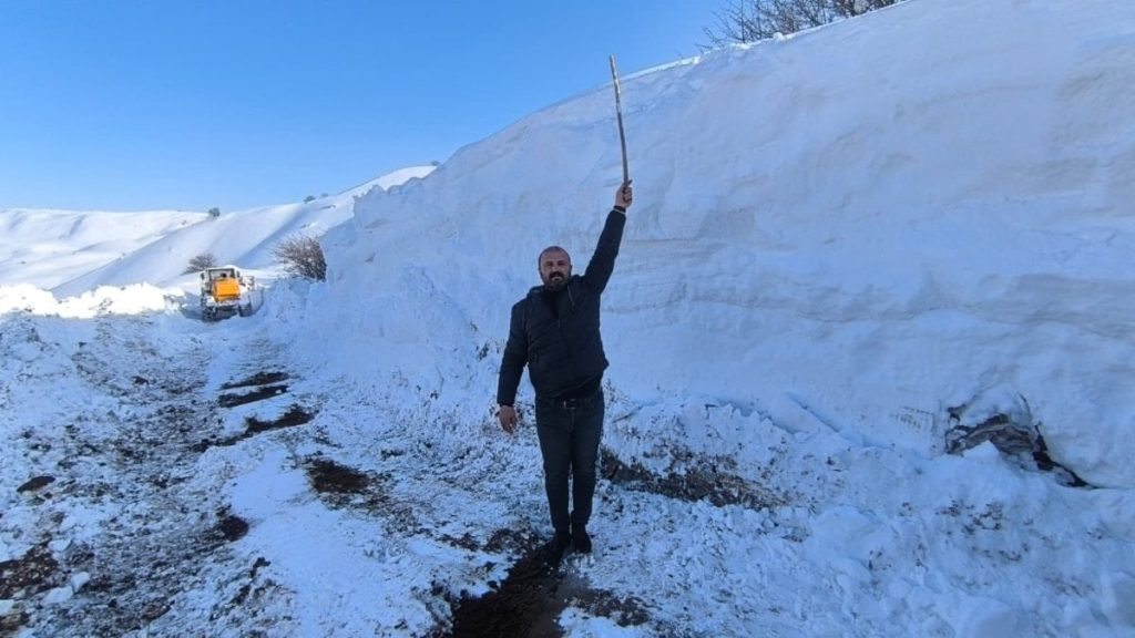 Muş’ta karla kalp mezarada mahsur kaldı