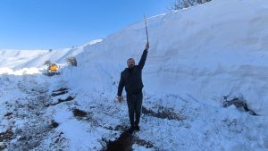 Muş’ta karla kalp mezarada mahsur kaldı
