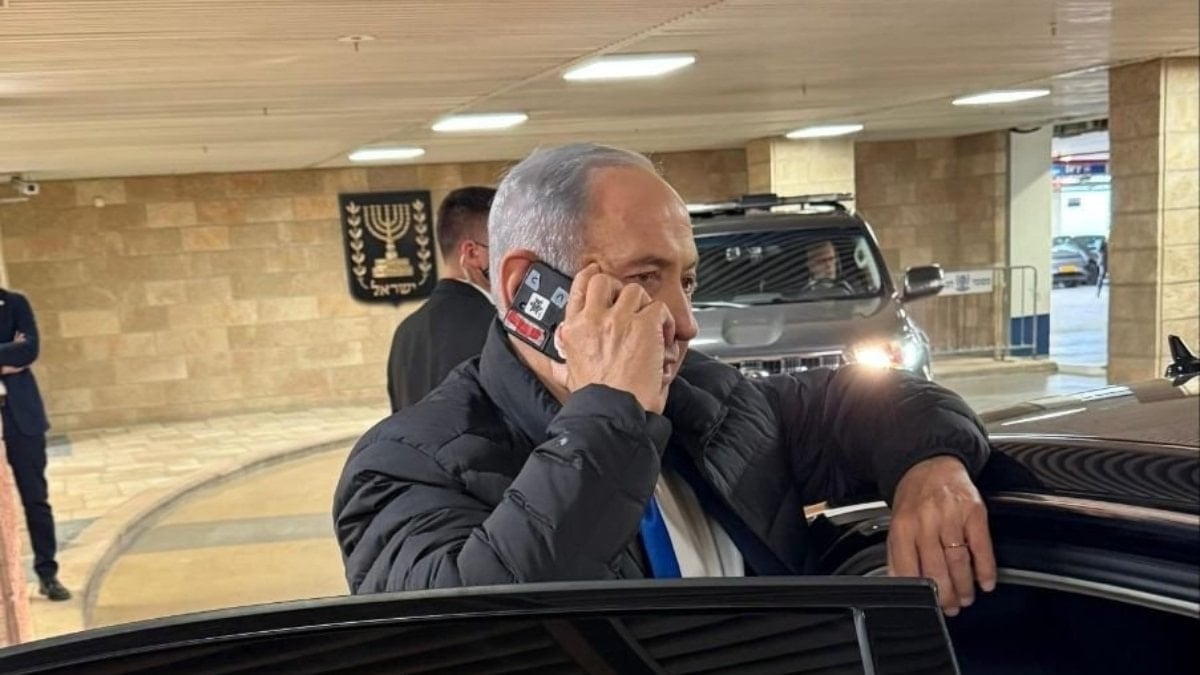 Netanyahu telefonunun kamerasını gizledi