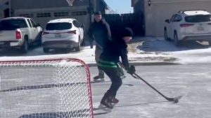 New York’ta dondurucu soğuk: Baba ve oğlu sokakta buz hokeyi oynadı